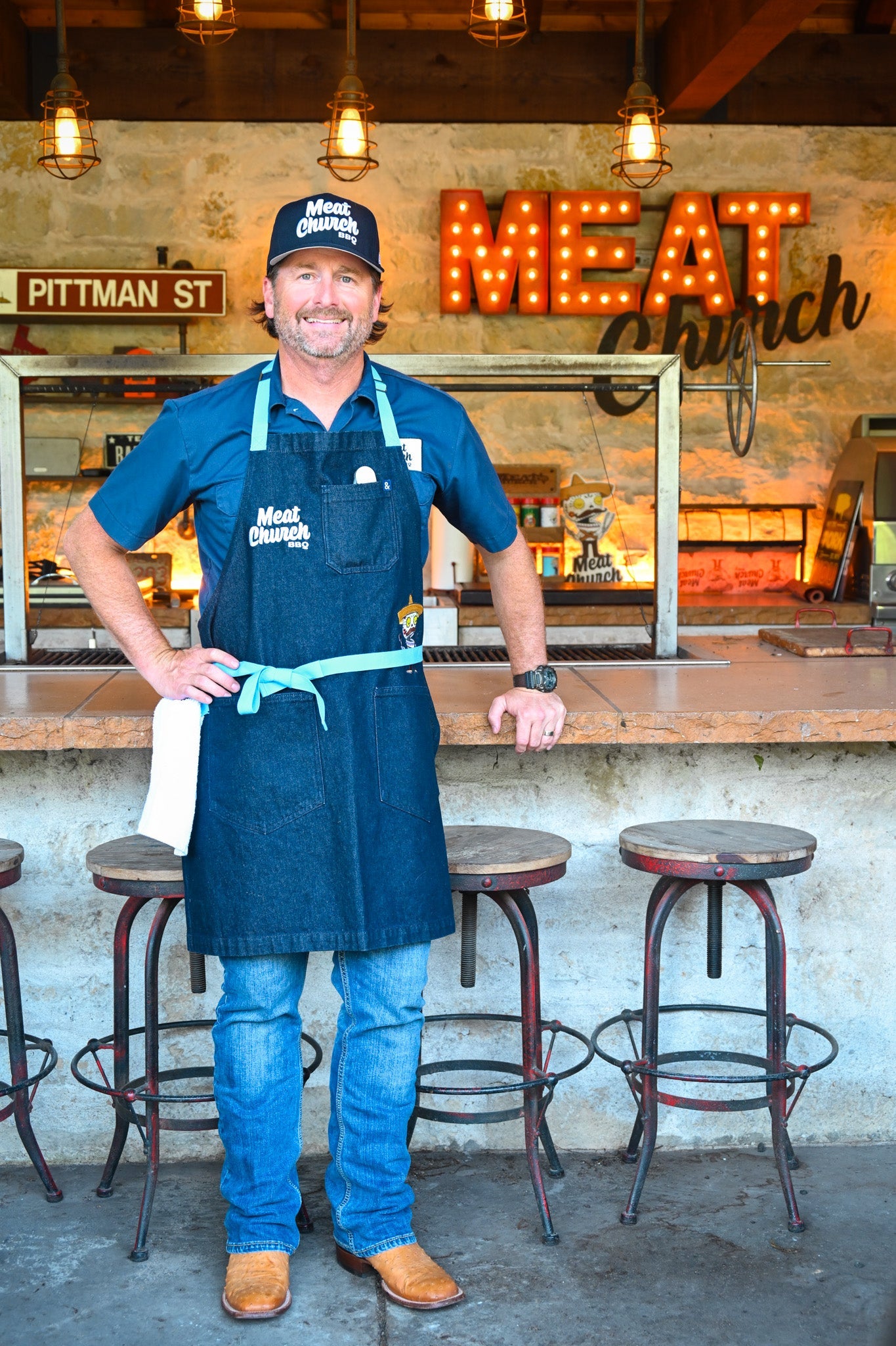 hedley-and-bennett-meat-church-apron-navy-m8 NAVY_H_B_APRON_LIFESTYLE_OUTDOOR_KITCHEN_TIED.jpg